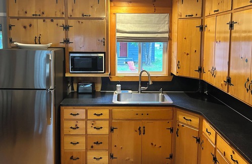 Nordman House | Family‑Friendly Bungalow & Bunk House Sleeps 10 Steps from Priest Lake