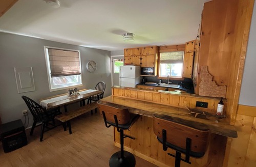 Nordman House | Family‑Friendly Bungalow & Bunk House Sleeps 10 Steps from Priest Lake