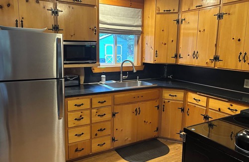 Nordman House | Family‑Friendly Bungalow & Bunk House Sleeps 10 Steps from Priest Lake