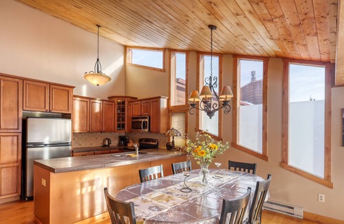 Fraser House | Family-friendly cozy house, quiet, next to Fraser river with a beautiful view!