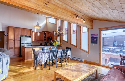 Fraser House | Family-friendly cozy house, quiet, next to Fraser river with a beautiful view!