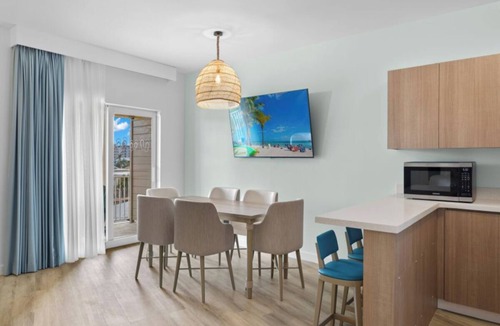 I-435 West KC-KS Hotel | Family-Friendly, Island-Inspired Room Close to Legends Outlets - A Fun Getaway
