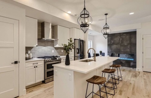 Jefferson Park House | Family-friendly Townhouse on Jefferson Park. 5-minute walk from Empower Field!