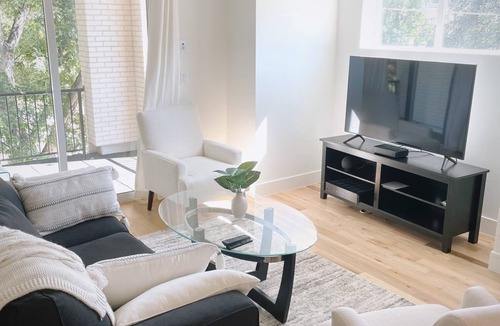 Jefferson Park House | Family-friendly Townhouse on Jefferson Park. 5-minute walk from Empower Field!