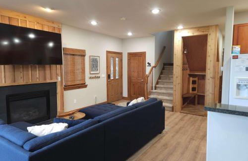 The Highlands House | Family Hot Tub, MountainScape Chalet! Paradise!