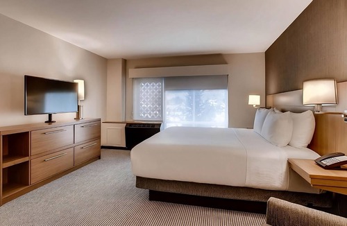 Mountain House Hotel | Family Mountain Getaway Near Dillon Reservoir | Free Breakfast
