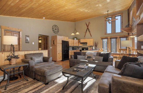 Fraser House | Family & pet friendly 3 bedroom rental w/private hot tub