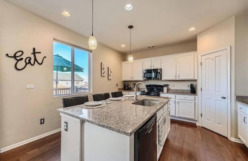Castle Rock House | Family Retreat w/Large Yard/Fireplace/Gym between Castle Rock and Parker