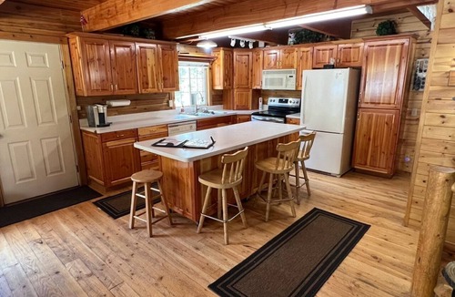 Ashton Cabin | Family Reunion! Fire pit, Hiking, Yellowstone! 220 EV Charger, Smart TVs, Arcade