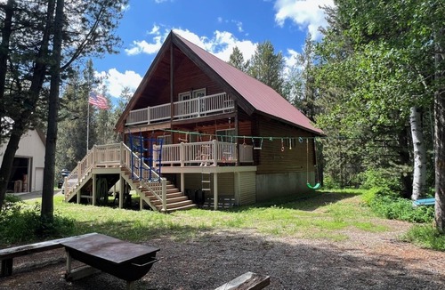 Ashton Cabin | Family Reunion! Fire pit, Hiking, Yellowstone! 220 EV Charger, Smart TVs, Arcade