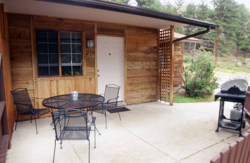Estes Park Ski Chalet | Family Sized 1 Bedroom Chalet, sleeps up to 6
