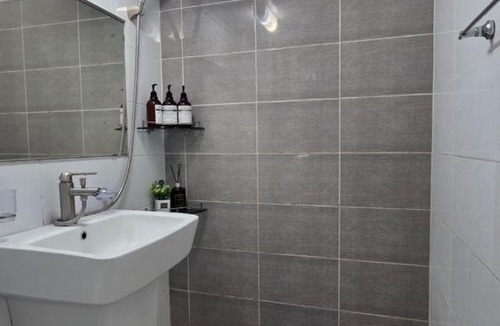 Seowon-dong Apartment | Family trip, Business trip, Long term trip perfect for 3 to 6 guests with Free laundry