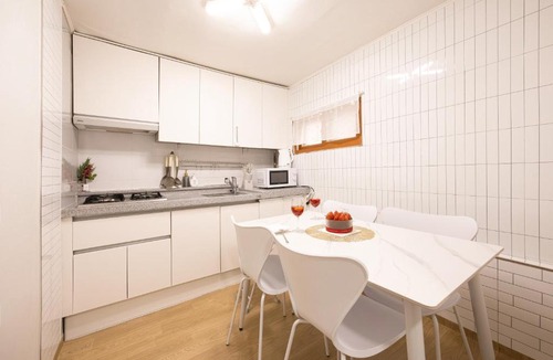 Seowon-dong Apartment | Family trip, Business trip, Long term trip perfect for 3 to 6 guests with Free laundry