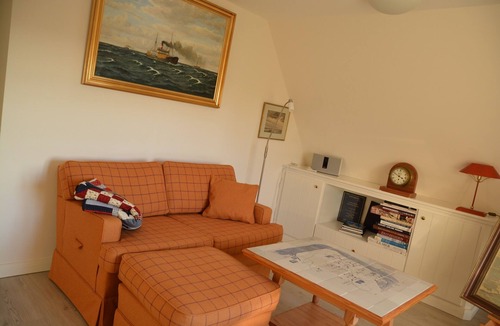 Rodenas Cottage | Fantastic thatched cottage with lake and sauna