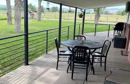 Lazear House | Farm Stay Cozy 2-bedroom guest house on farm in Hotchkiss