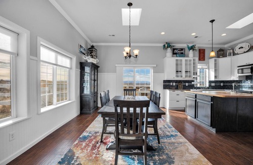 Parker House | FARMHOUSE W/MOUNTAIN VIEWS!