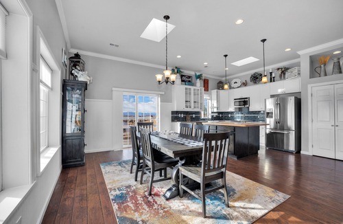 Parker House | FARMHOUSE W/MOUNTAIN VIEWS!