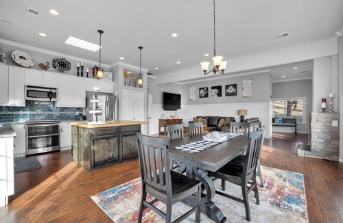 Parker House | FARMHOUSE W/MOUNTAIN VIEWS!