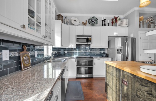 Parker House | FARMHOUSE W/MOUNTAIN VIEWS!