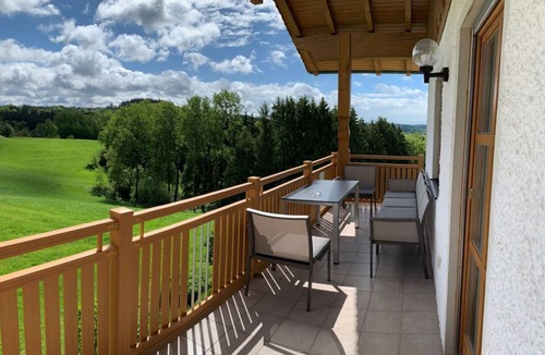 Windorf Apartment | Ferienwohnung mit Balkon, Terrasse und beheiztem Pool im Garten