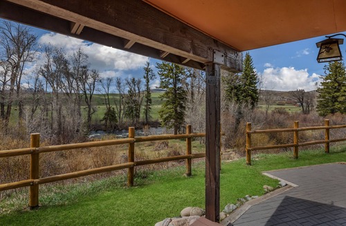 Clark Cabin | Fireside - Quaint cabin near hiking and fishing