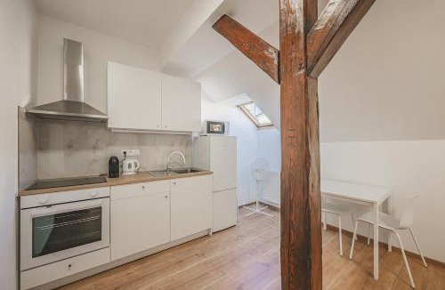 Andel Apartment | Flat Near Prague Castle Stylish & Prime Location 7