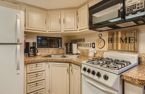 Breckenridge Cabin | Free SkyCard Act- Pet Friendly, Fireplace, Hot Tub, Pool, Free Wifi, Fly Fishing