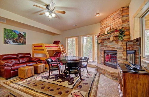 Blue River House | Free SkyCard Activities - Log Cabin with Mountain & Lake Views, Private Hot Tub