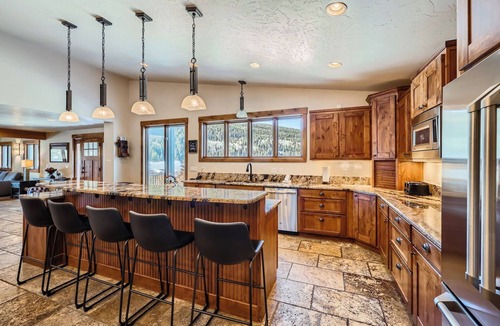 Blue River House | Free SkyCard - Spacious Luxury Home, Private Hot Tub, Theater - Casa de Plata