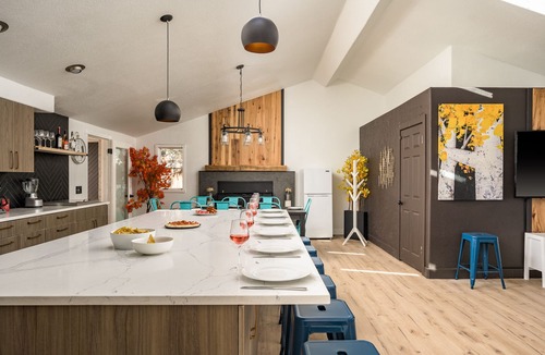 Denver House | Full Size Pickleball Court - Hot Tub - Amazing Kitchen - By Lake - Book Now!