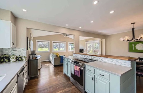 Louisville House | Furnished Downtown Louisville 5BDR Gem