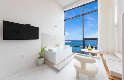 Jumunjin-eup House | Gangneung Hue Pension Ocean View, Spa, Couple