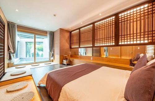 Oeseo House | Gapyeong High Palace Pool Villa