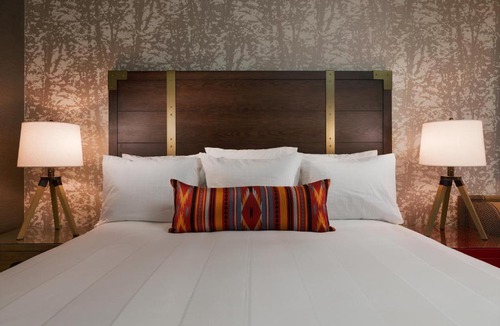 Aurora Hotel | Gaylord Rockies Resort & Convention Center
