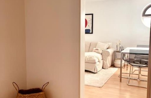 Schoenefeld Apartment | Gemütliche Wohnung mit Balkon in Schönefeld