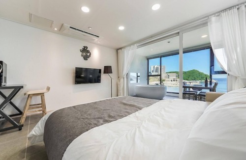 Jangmok-myeon House | Geojedo The 100 Spa & Poolvilla Pension