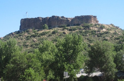 Castle Rock House | Get Ready for Adventure! 3 Sleek Units, Free Breakfast, Pets Allowed!