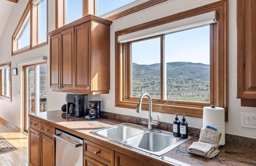 Edwards House | Gold Dust Getaway | Hot tub | Near Ski Resorts