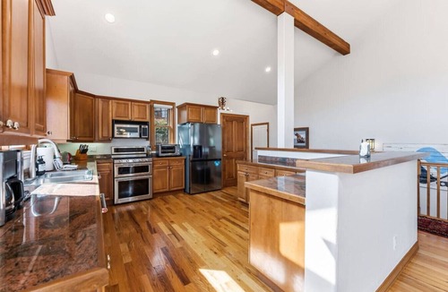 Edwards House | Gold Dust Getaway | Hot tub | Near Ski Resorts