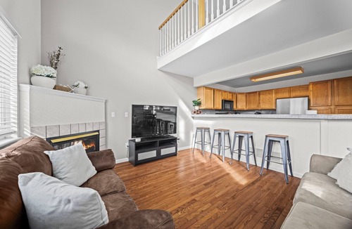 Golden House | Golden View Townhouse - Walk to Downtown!