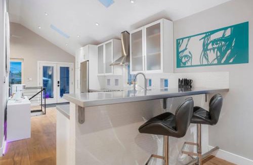 Barnum House | Good Vibe Tribe-2 Mi DT-Hot Tub-K Bed-Pet Friendly