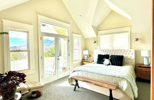 Whittier House | Gorgeous 5 Bed House with Hot Tub, Atop Mesa in Downtown Boulder