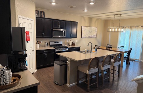 Aurora House | Gorgeous 5-bedroom house with AC and hot tub by Gaylord Resort and DIA