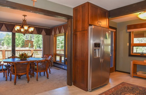 Red River Cabin | GORGEOUS Home with Mtn Views/Perfect For Families & Groups/Wrap Porch/ATV Pking