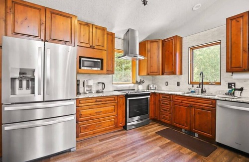 Alma House | Gorgeous Retreat with Mountain Views and Deck