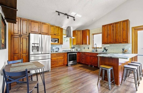 Alma House | Gorgeous Retreat with Mountain Views and Deck
