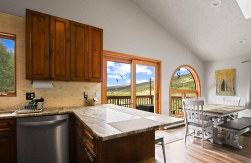 Alma House | Gorgeous Retreat with Mountain Views and Deck