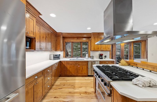 Vail House | Grand Hyatt|Spacious Residence nestled in Cascade Village offers a quick and convenient shuttle ride to Grand Hyatt resort or Chair 20