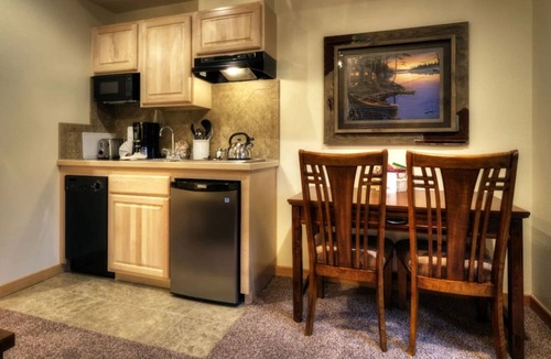 Four O'Clock Condo | Grand Timber Lodge Studio Unit Friday Check-In