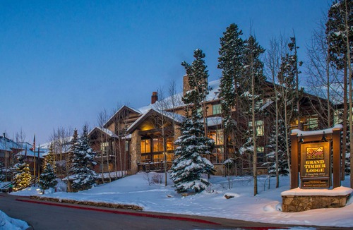 Four O'Clock Resort | GRAND TIMBER LODGE - 3-BEDROOM Condo with LARGE LIVING SPACES AND FULL KITCHEN